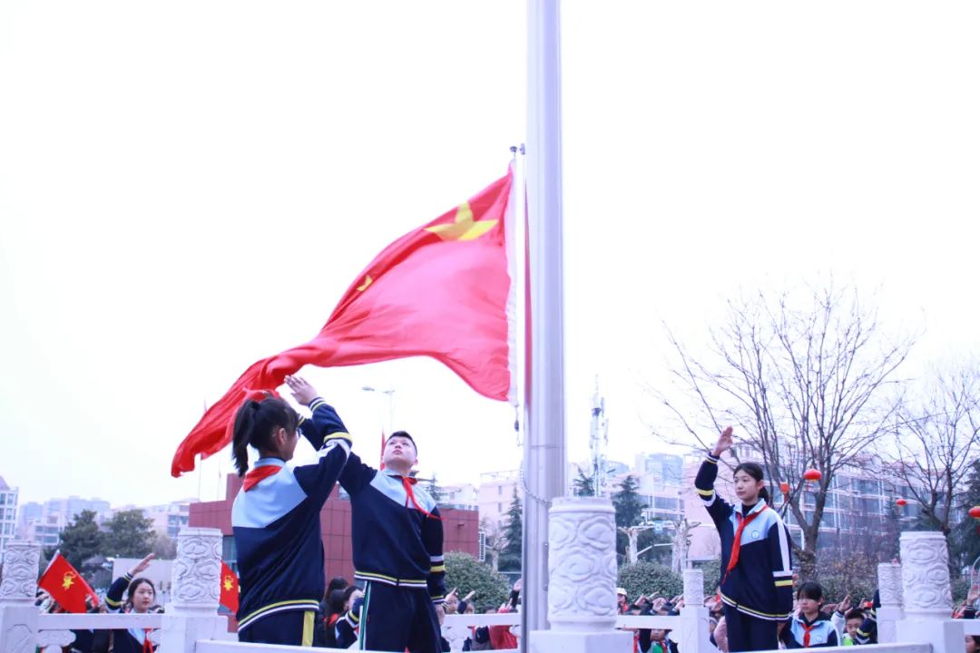 《义勇军进行曲》,鲜艳的五星红旗冉冉升起,全体师生肃立在国旗下,向