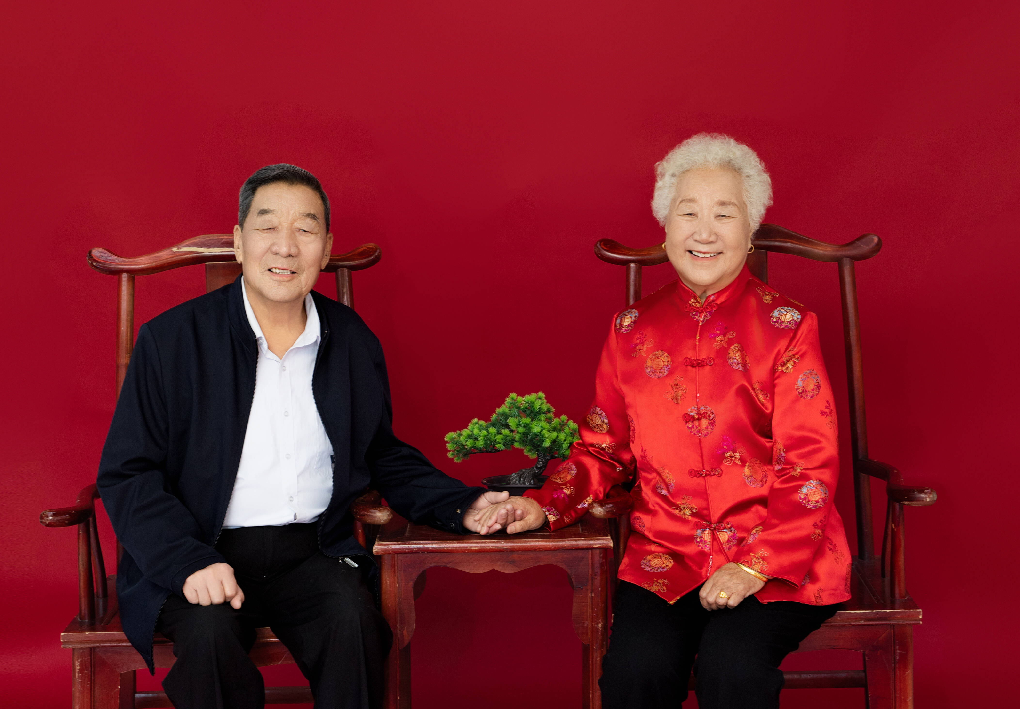 临沭县开展"爱在重阳 圆梦婚纱"老年人婚纱照拍摄主题活动